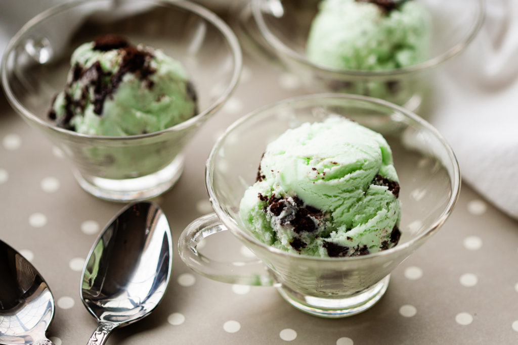 Want an amazing mint ice cream recipe? Make this Mint Lover's Ice Cream using peppermint essential oil. The best Mint Oreo Ice Cream you will ever have! Mint Chip Ice Cream, Mint Ice Cream, Peppermint Ice Cream, Mint Cookie Ice Cream, Saint Patrick's Day Desserts