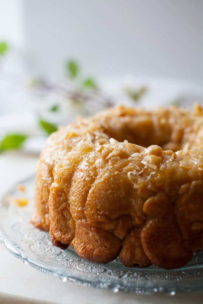 Make this Hawaiian Monkey Bread for a tropical-themed breakfast or brunch! Pineapple, coconut, and macadamia nuts bring a taste of the islands right into your kitchen! (Not to mention a heavenly smell!) Brunch menu, brunch ideas, 