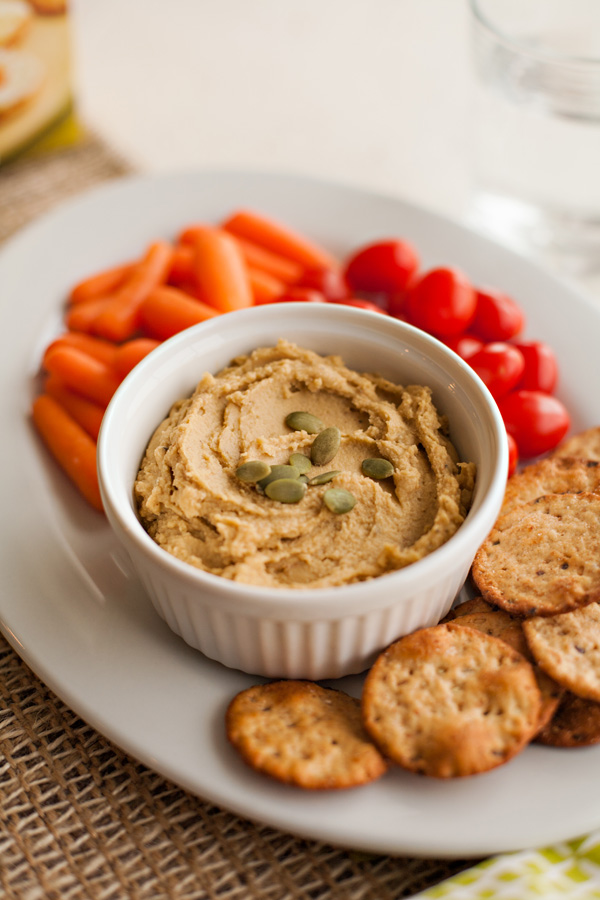 Hummus with crackers, carrots, and tomatoes